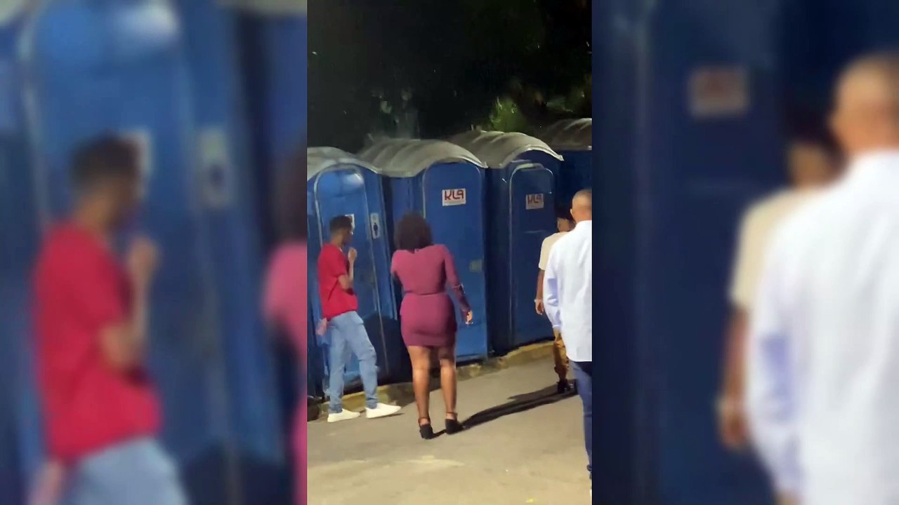 Agitação inusitada em banheiro público durante evento ao ar livre gera risos e especulações