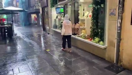  Las calles de León se inundan por un aguacero