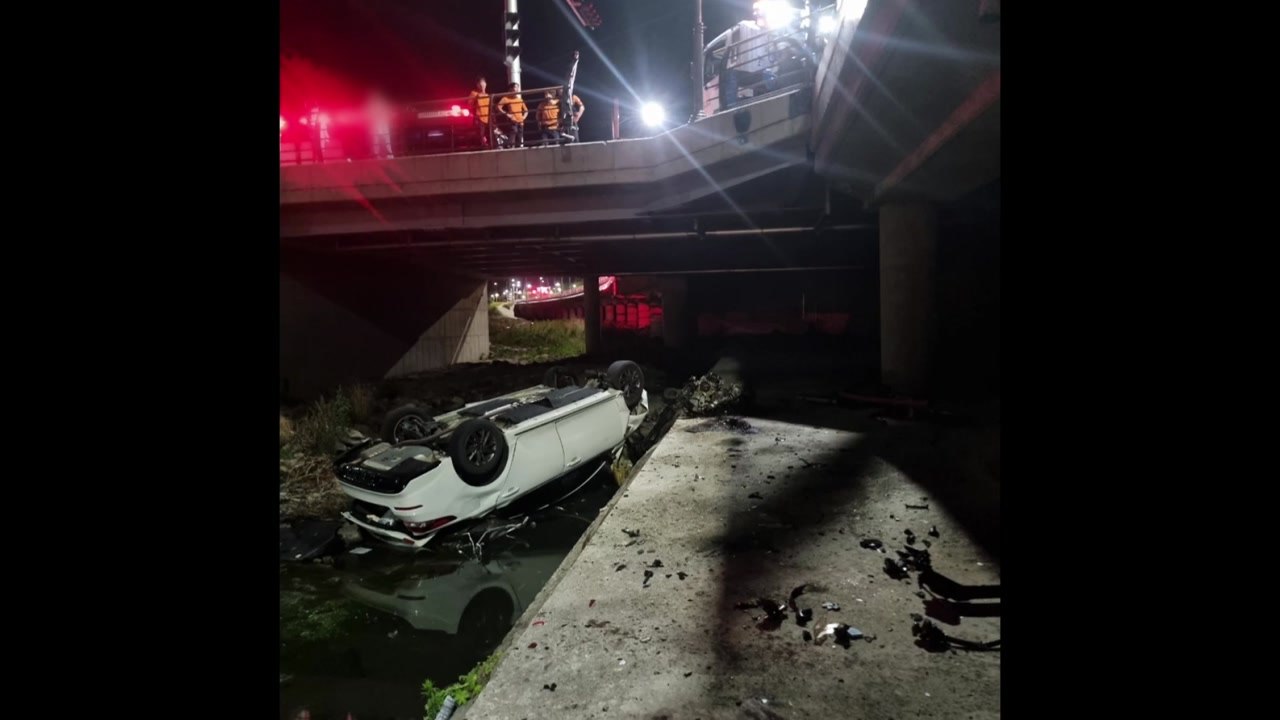대구에서 다리 밑으로 승용차 추락...운전자 다쳐 / YTN