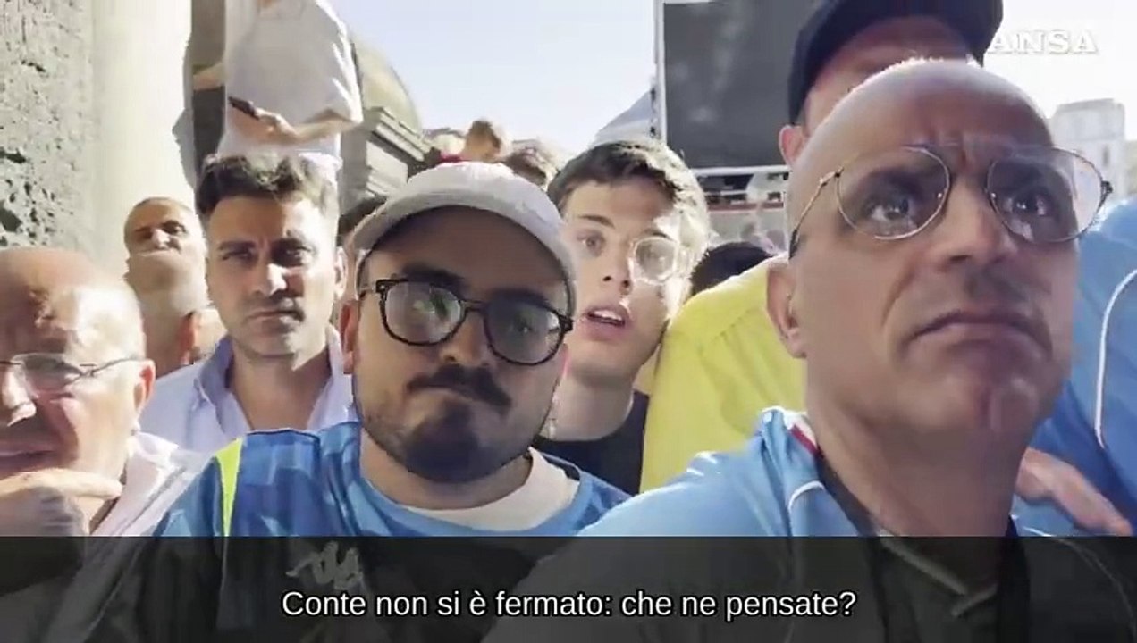 Napoli, Conte non si ferma a salutare i tifosi. Ed esplode la rabbia