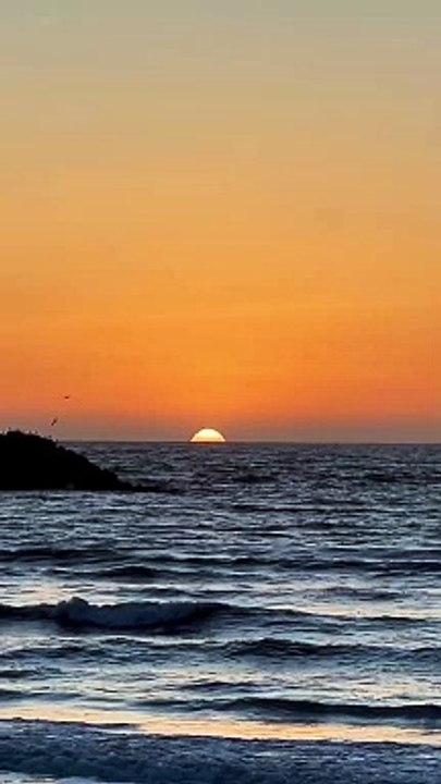Lovely golden sunsetCalm before storms. Sunset, Venice Beach. March 21, 2023 @beach @venicebeach_HD makes its final descent. March 24, 2023 @beach  @golden_HD