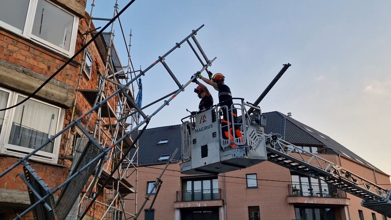 Sortie de route à Gosselies: la voiture arrache l'échafaudage