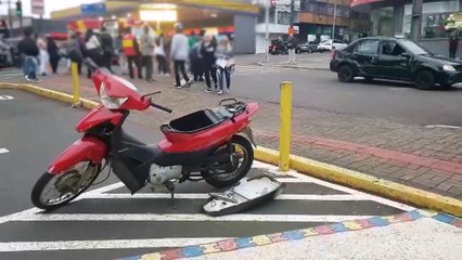 Motociclista fica gravemente ferida em acidente na Rua Riachuelo