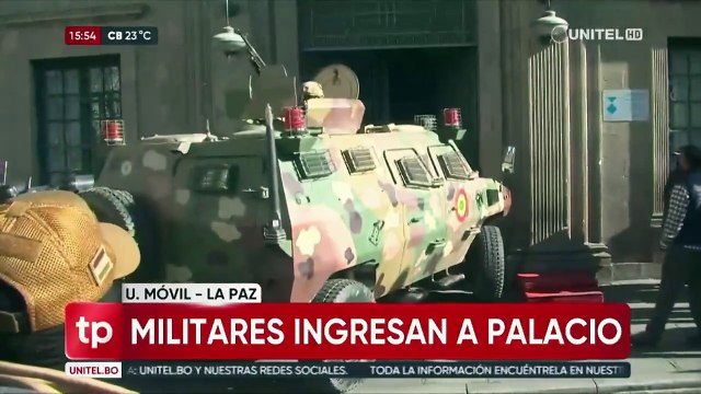 Militares intentan derribar puerta del palacio presidencial en La Paz