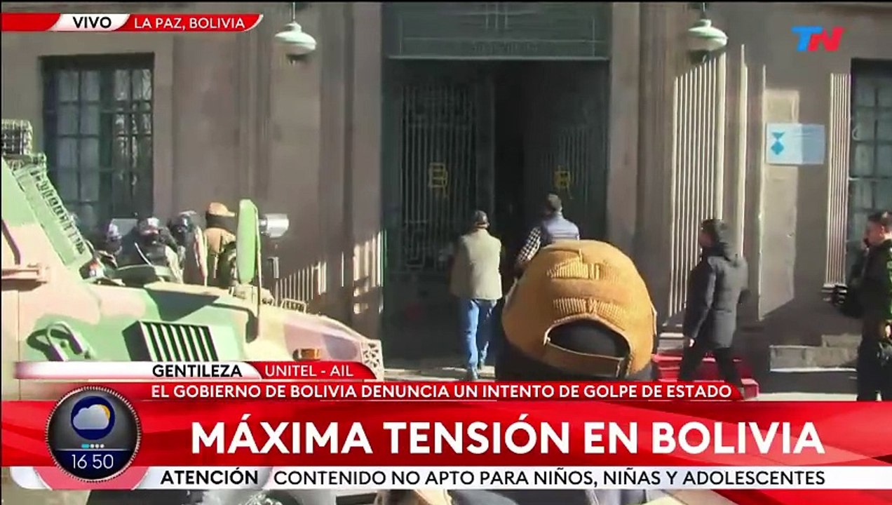 Tanque militar entra a la fuerza por las puertas de la sede del Ejecutivo de Bolivia
