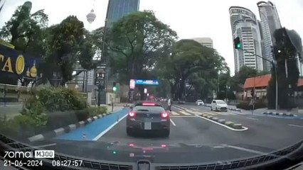 女子过马路不看左右，差点酿大祸！🚶‍♀️