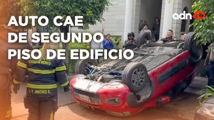 Auto cae del segundo piso de un edificio, la conductora estaba dentro del vehículo