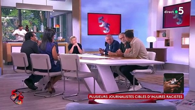 Après Karim Rissouli, Mohamed Bouhafsi de C à vous communique sur les messages racistes qu'il reçoit : Qu'on arrête de me traiter de bougnoul, de bicot... Je suis Français, journaliste, citoyen, c'est tout