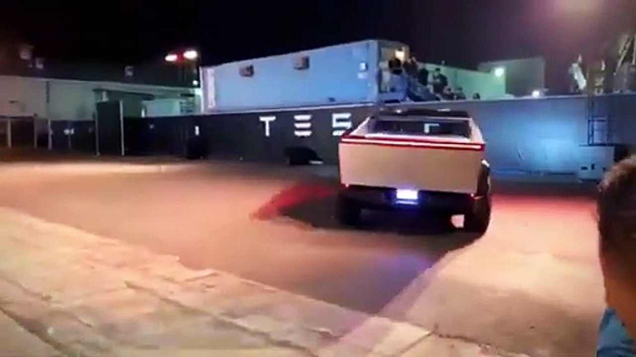 Tesla Chief Designer Reveals NEW FEATURES On The 2025 Tesla Cybertruck!