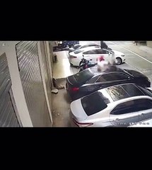 Mais comment est-elle tombée sur la voiture???