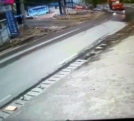 Ce chauffeur de camion s'échappe juste à temps