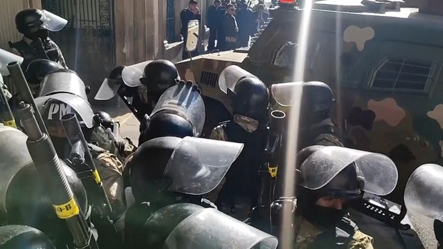 Un vehículo blindado embistiendo las puertas de la sede del Gobierno: intento de golpe de Estado en Bolivia