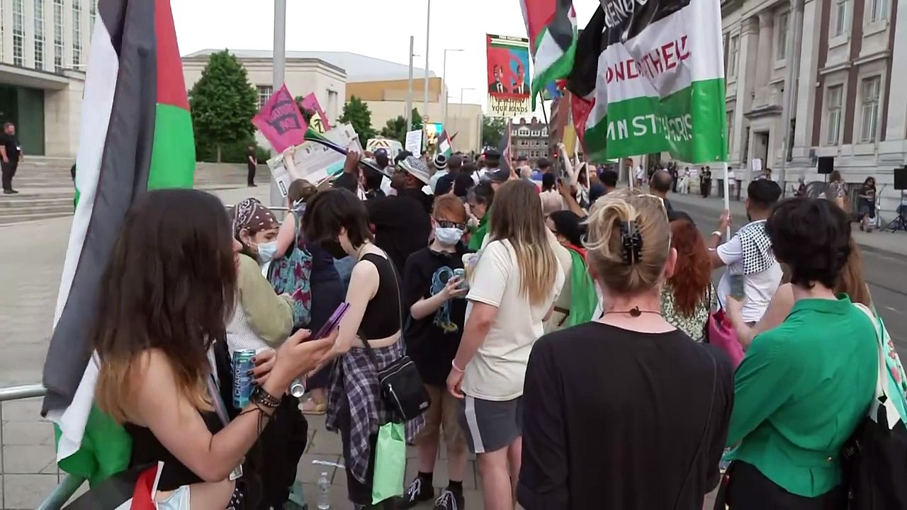 Protesters disrupt final election debate