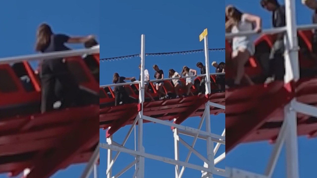 Pasajeros de una montaña rusa son evacuados por una emergencia médica y tienen que bajar a pie