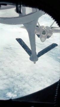 KC-135 Stratotanker refuels F-22 Raptors_2