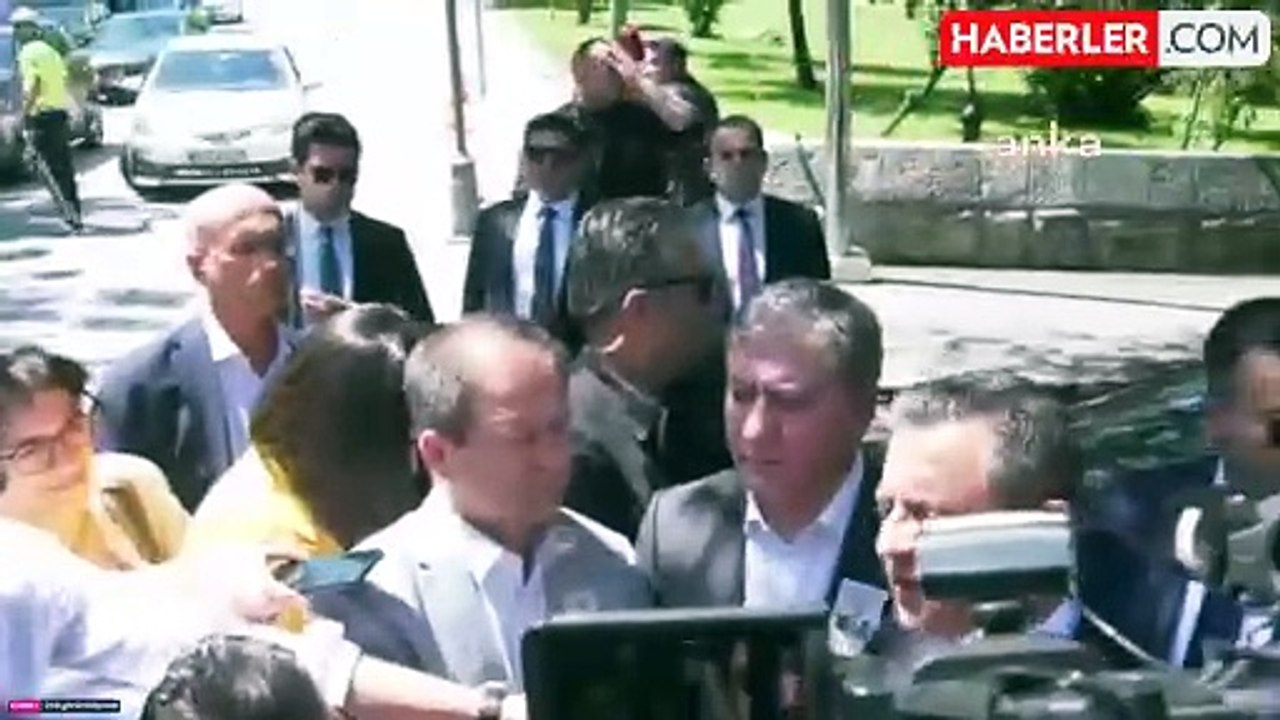 "Vatandaşlar da yavaş yavaş istemeye başladı" diyen Özel erken seçim için tarih verdi