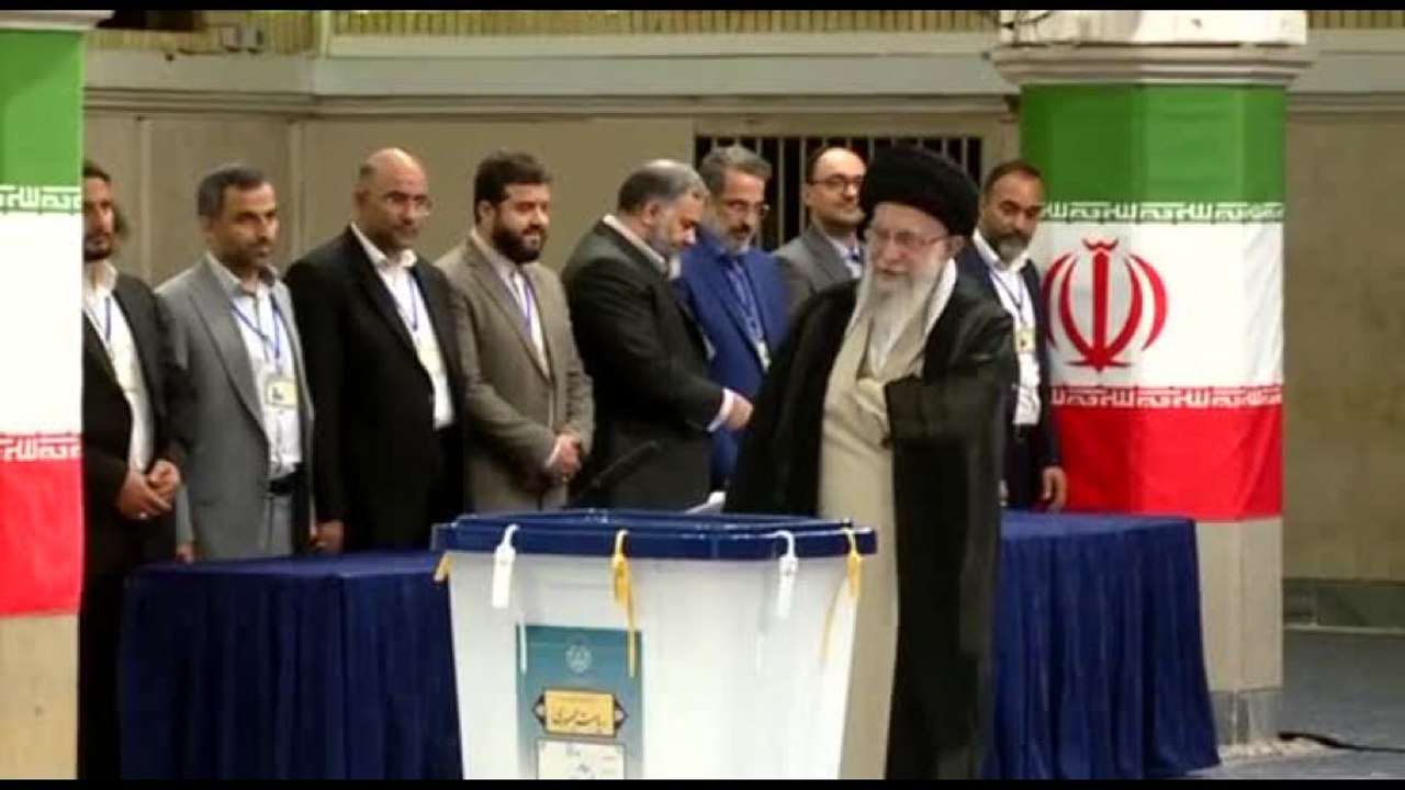 Iran al voto, l'ayatollah Khamenei al seggio