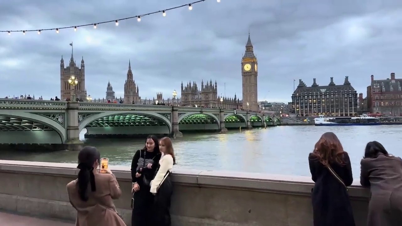 London City Tour 2024  4K HDR Virtual Walking Tour around the City  London Winter Walk 2024_v720P