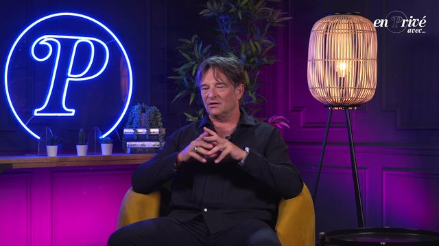 Elle était hyper émue : David Hallyday parle des projets avec sa soeur dans En privé avec et de l'émotion de Laura en écoutant une reprise de leur père