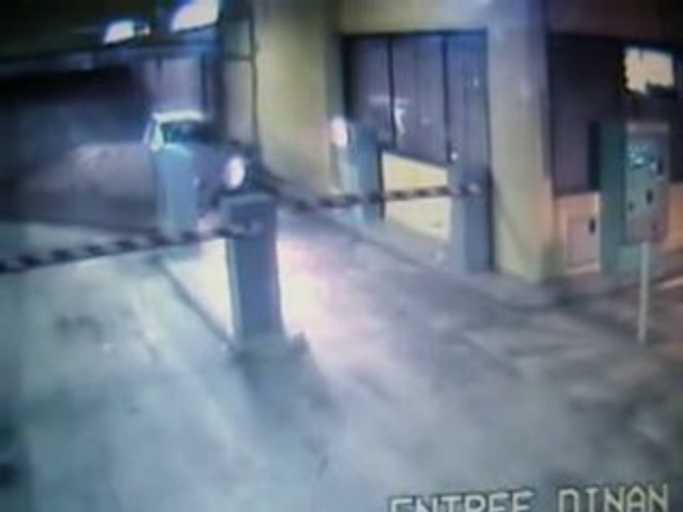 Femme ivre défonce une porte de parking