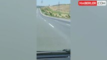 Canları pahasına gasp girişimi! Süratle gelen aracın önüne atlayıp sürücülere dehşeti yaşatıyorlar