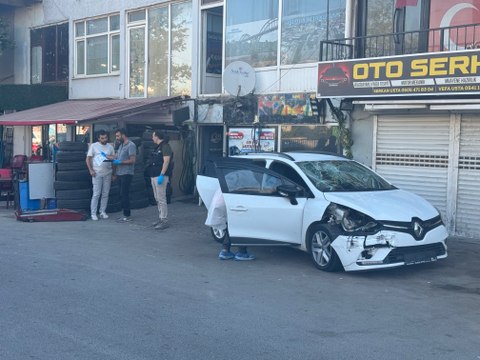 Sultanbeyli'de otomobil gasbedip 'dur' ihtarına uymayan şüpheli polise ateş açtı