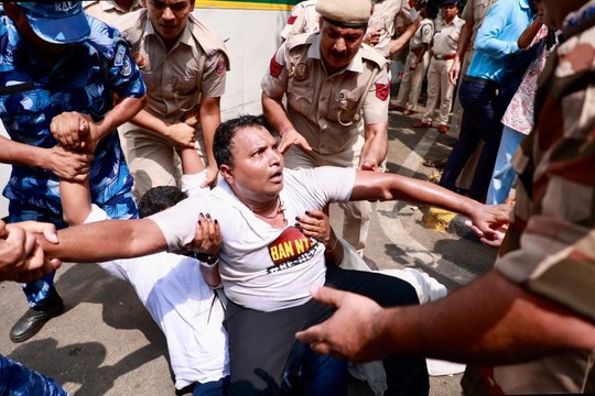 NEET पेपर लीक के ख‍िलाफ जंतर-मंतर पर कांग्रेस का प्रदर्शन, पुलिस ने दौड़ा-दौड़ाकर पीटा