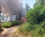 Un camion en feu dans Fougères