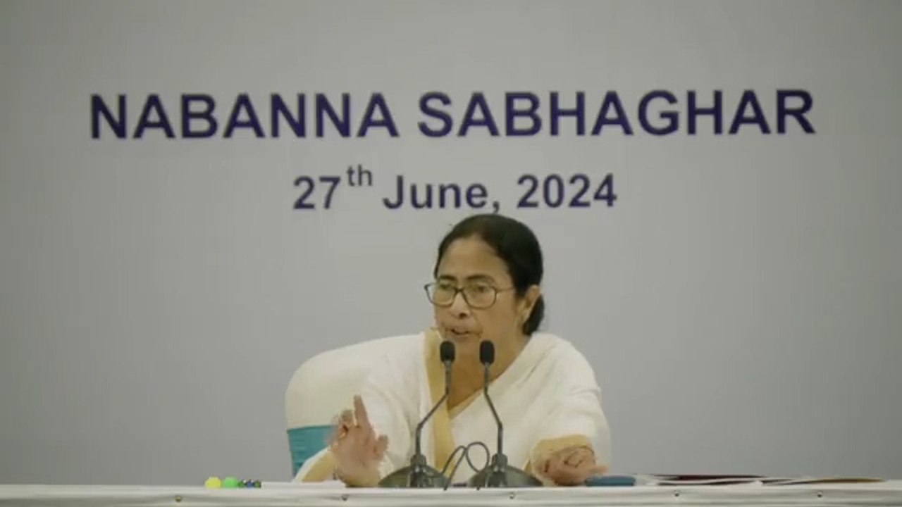 ‘হকার উচ্ছেদ লক্ষ্য নয়, সময় দিলাম ১ মাস’, ১৮০ ডিগ্রি ঘুরে মমতার সাফাই