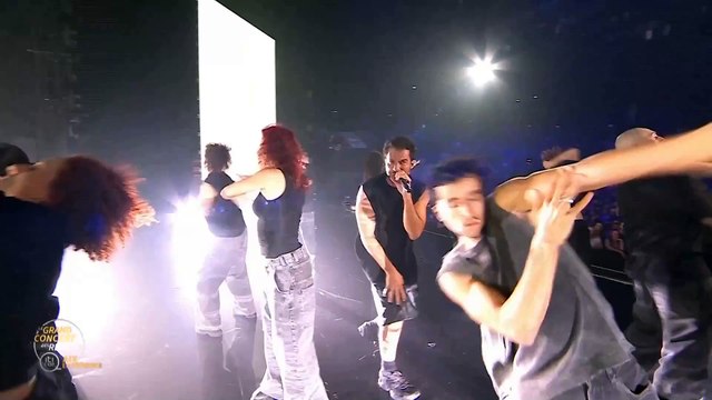 Amir chante son titre Sommet