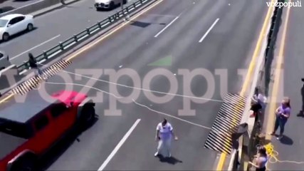 Manifestantes tratan de cortar la carretera con una cuerda y sale mal
