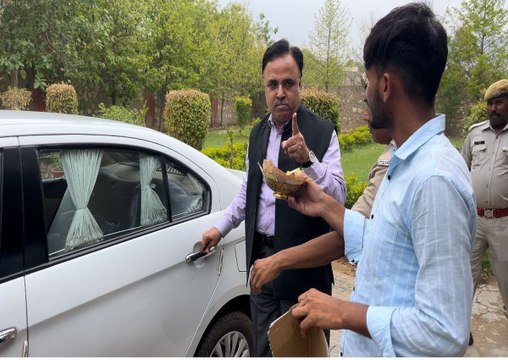 हाथ में कटोरा लेकर छात्रों ने कुलपति से मांगी भीख, वजह जानकर चौंक जाएंगे, देखे वीडियो