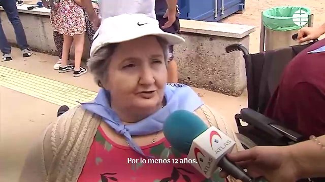 Unos ancianos ven el mar por primera vez gracias al dinero recaudado con sus trabajos de artesanía
