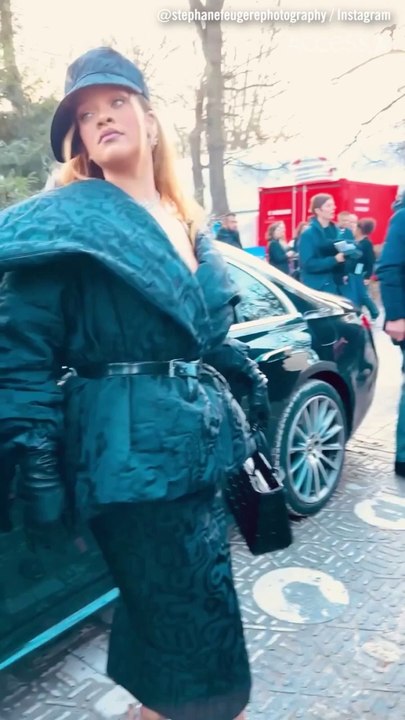 Rihanna fangirls over NataliePortman at Paris Fashion Week