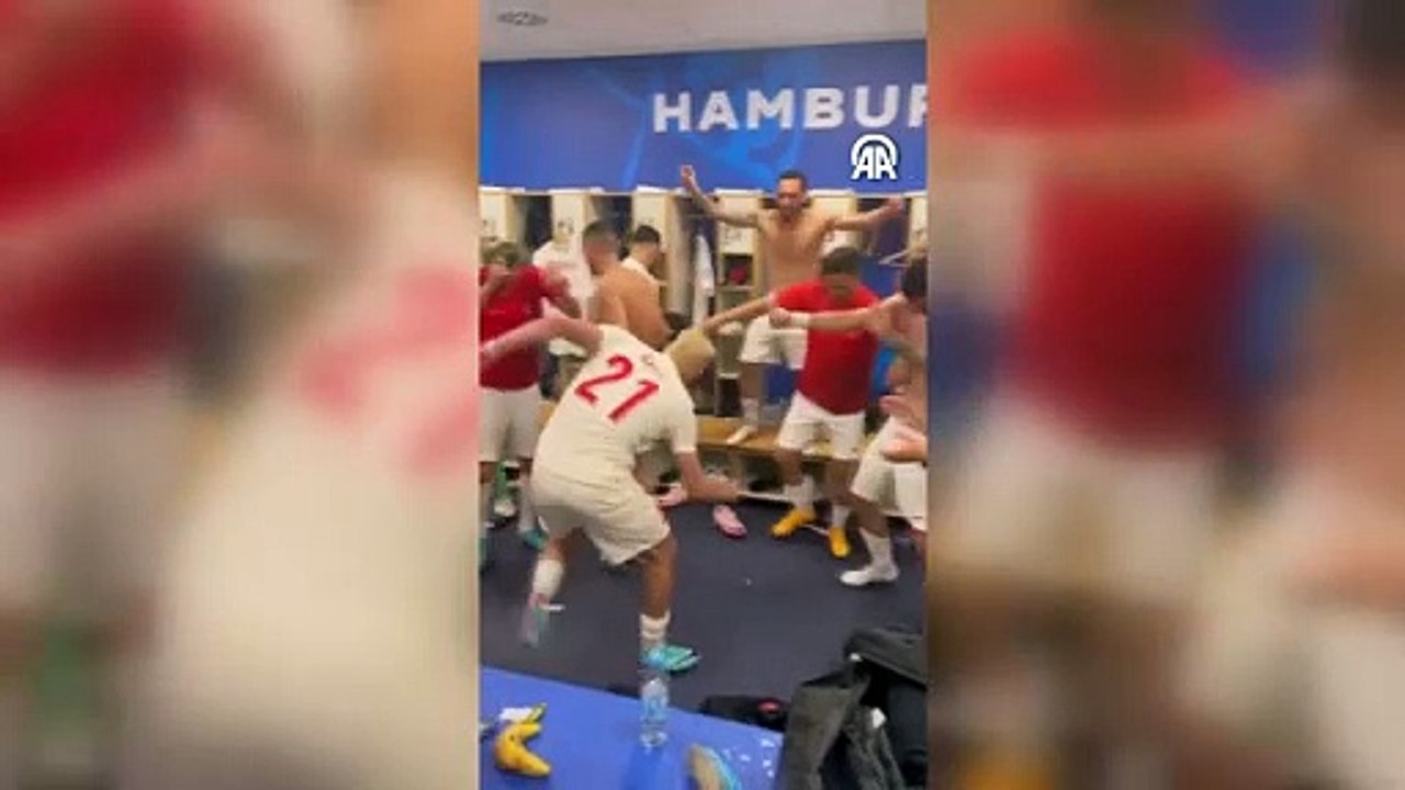 Milli futbolcular, Çekya galibiyetini soyunma odasına oynayarak kutladı