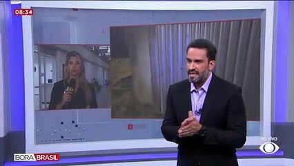 Ônibus esmaga carro contra poste em SP