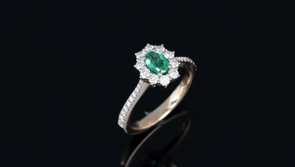 Anello modello rosetta con smeraldo da 0.37 ct e pavé di diamanti della collezione Prestige by Gioielleria Casavola Noci