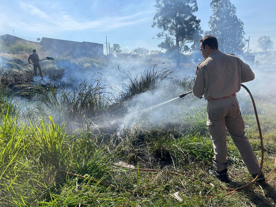 Fumaça de queimadas invade BR-369 e mobiliza bombeiros em Apucarana