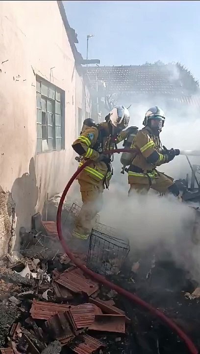 Incêndio iniciado em fogão a lenha consome anexo de residência no Parque Industrial