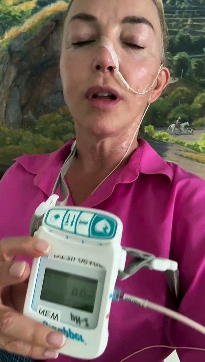 ¡Tras ser víctima de un infarto cerebral, Laura Flores preocupa al aparecer entubada!