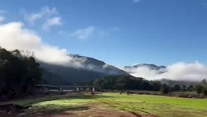 Ponte histórica danificada pela enchente é implodida no RS