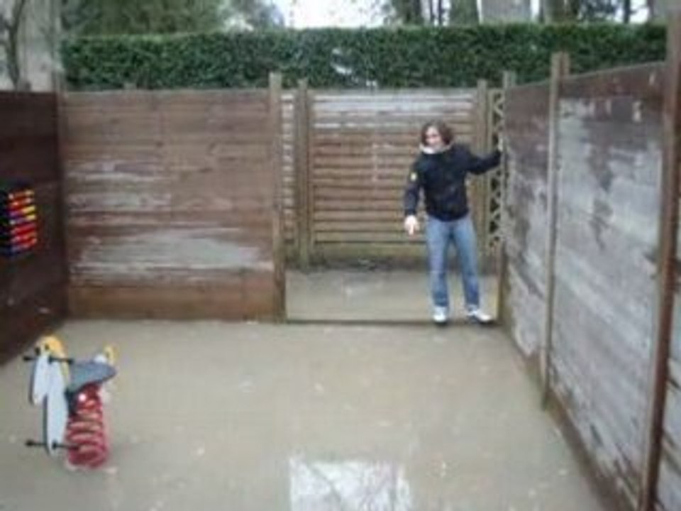 passe au milieu ...il y a moins d'eau!