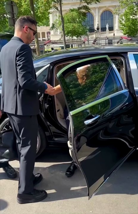 #Arrivée à #Paris  de Giorgio Armani, 89 ans, #styliste #italien , cofondateur de la société #GiorgioArmani S.p.A, connu pour ses #créations de #vêtements de #luxe ou #parfums #masculins et #féminins. Sa fortune est estimée à environ 7,2 milliards