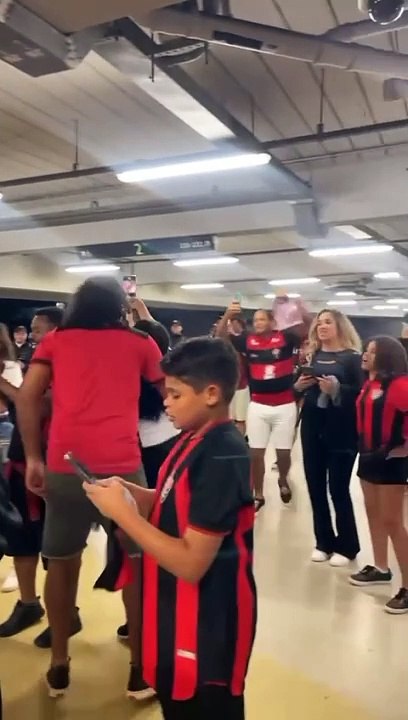 Festa da torcida do Vitoria dentro do Maracanã; veja vídeo
