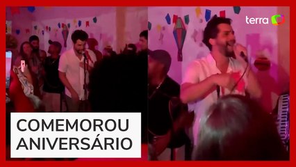 Wagner Moura é flagrado cantando e dançando forró no Recife