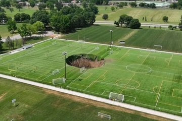 Un socavón devora un campo de soccer en Illinois