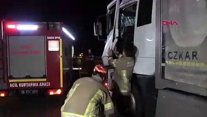 BURSA'da seyir halindeki TIR'a çarpan kamyon sürücüsü kabin içinde sıkıştı (VİDEO EKLENDİ)