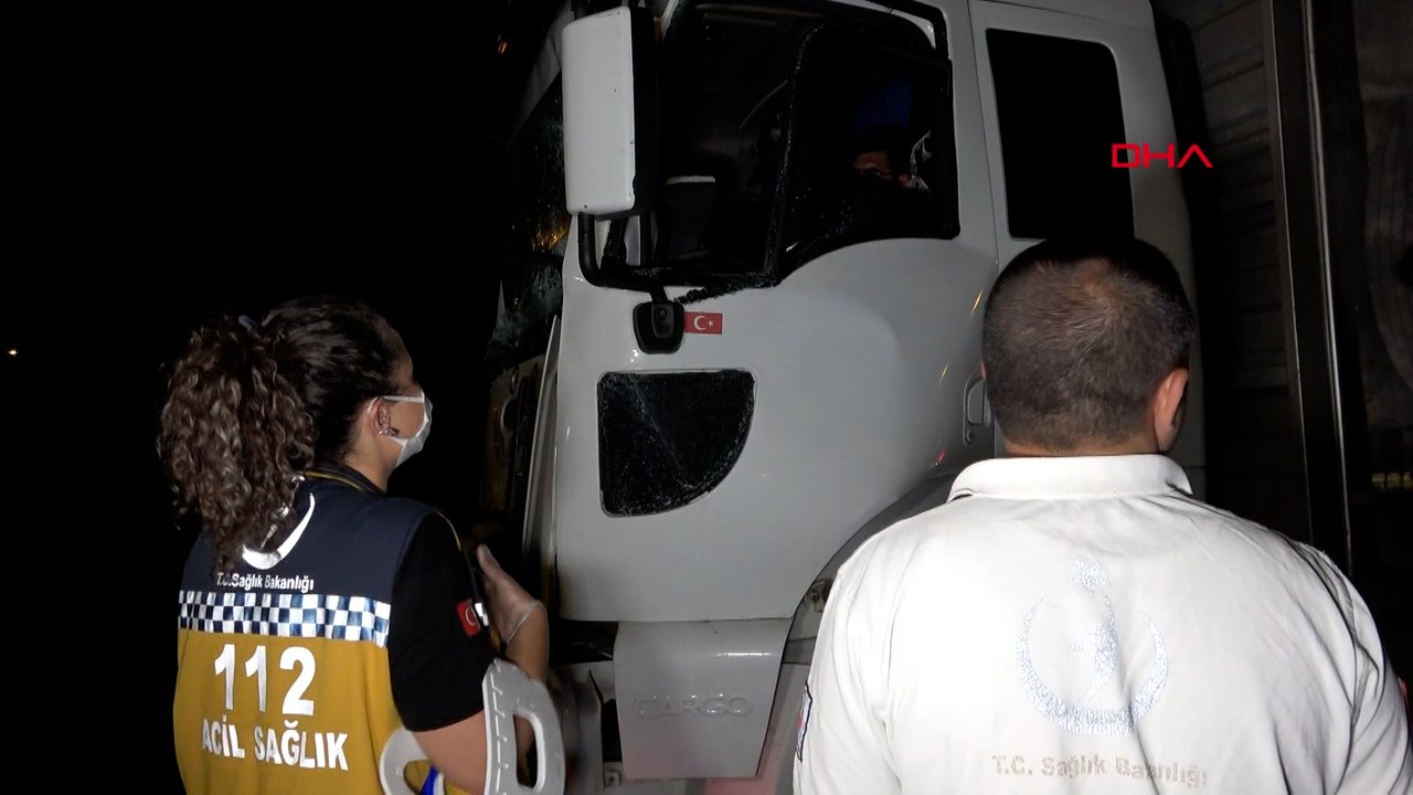 TIR'a çarpan kamyon sürücüsü kabin içinde sıkıştı