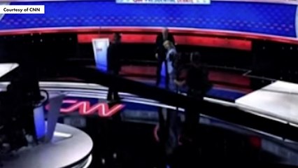 Biden'ı eşi Jill sahneden indirdi