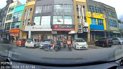 送餐员逆行险撞轿车，却先指责司机引发争议 🚗